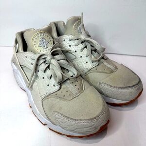 Used women’s Nike Air Huarache Off-White Sneakers